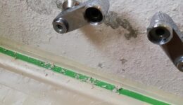 浴室壁モルタルリシン吹き塗装剥がれ