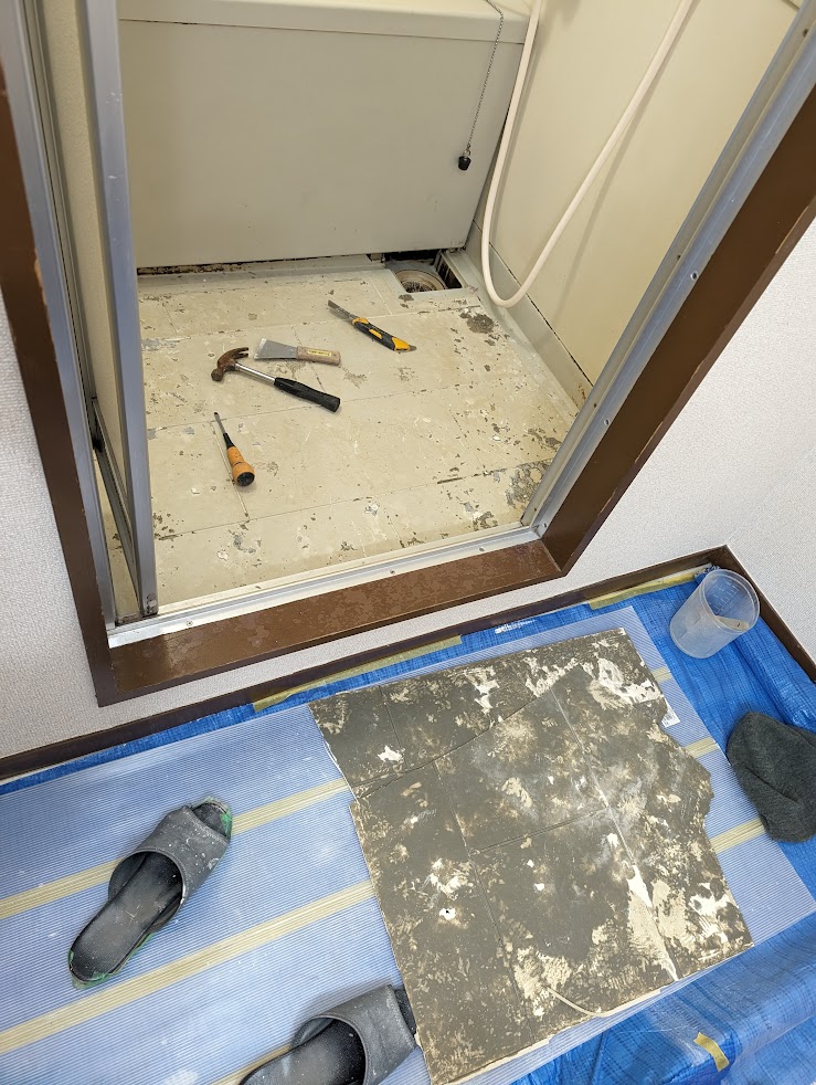 既存の床シートはがし後浴室の塗装工事＠天白区