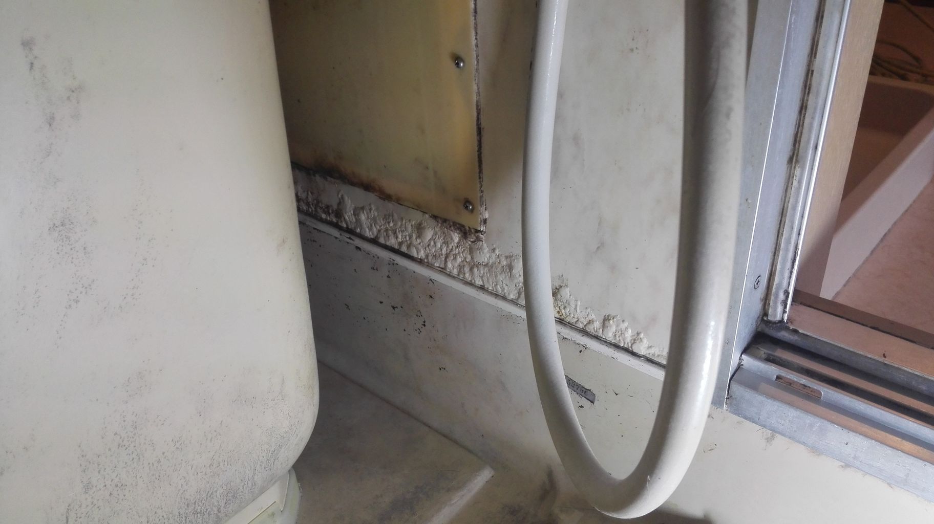 ユニットバスの壁の膨れ補修 浴槽塗装 名古屋 浴室修理 補修 東海地区 愛知 三重 岐阜 でお風呂 ユニットバス のリフォームをお考えならフラット758